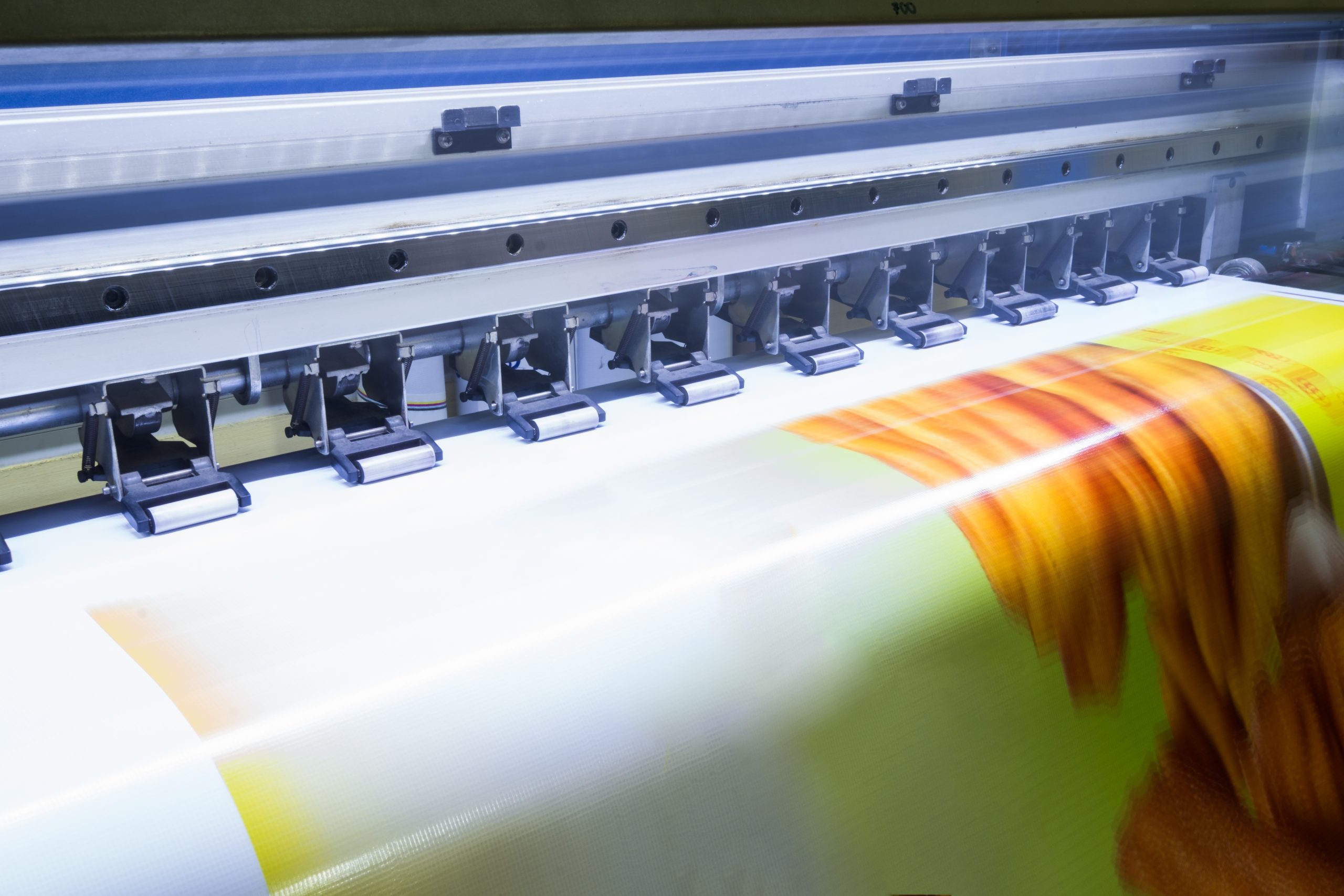 Format large inkjet printer working on vinyl banner Señaleticas personalizadas ı Temuco